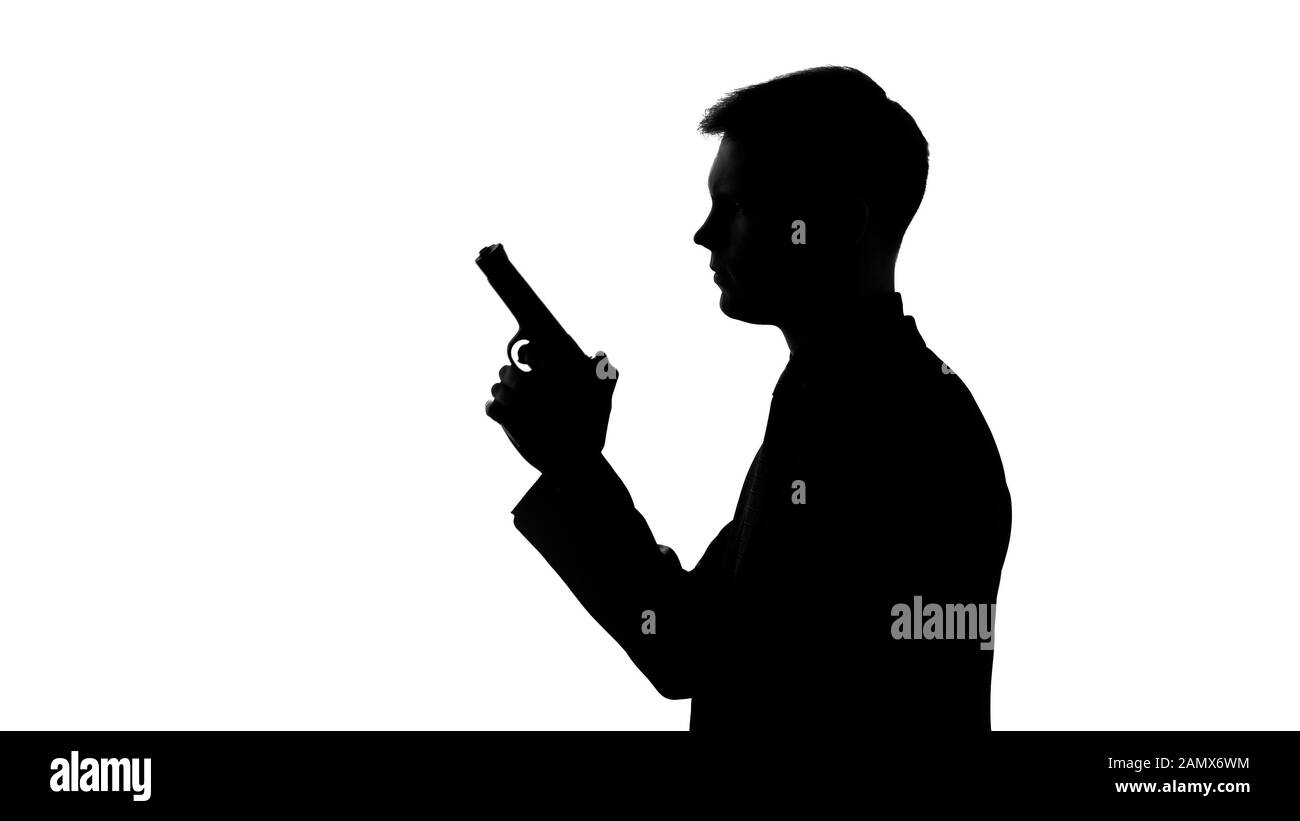 Silhouette masculine tenant pistolet, se préparant à tirer, venger, contrat tuer Banque D'Images