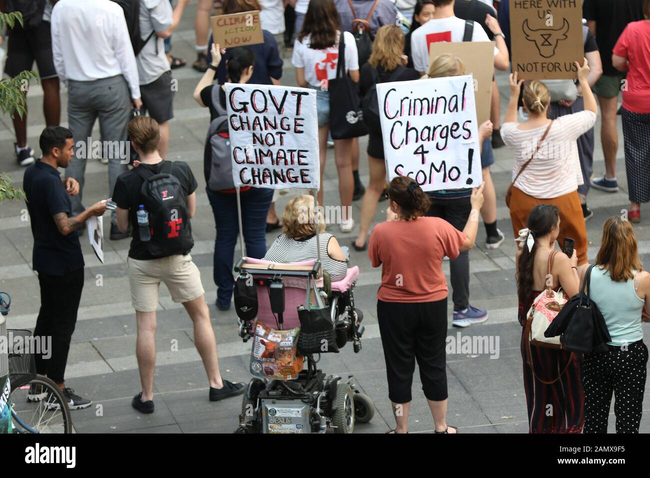 Sydney, Australie. 15 janvier 2020. Les Étudiants d'Uni pour la justice climatique ont organisé une manifestation appelée « Sydney Protest: Make the Climate Criminels Pay! Sack Scomo! » Les Manifestants se sont réunis à la douane avant de se rendre aux bureaux des sociétés énergétiques, d'AGL et d'Energy Australia. Crédit: Richard Milnes/Alay Live News Banque D'Images