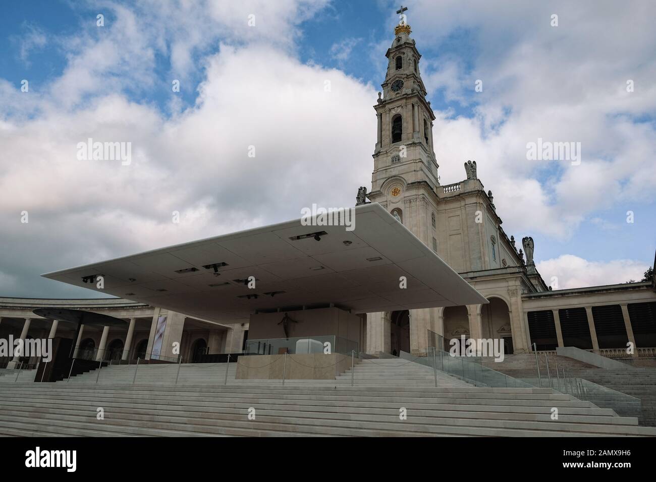 Vue perspective de la célèbre église catholique fatima, notre dame du portugal, religion Banque D'Images