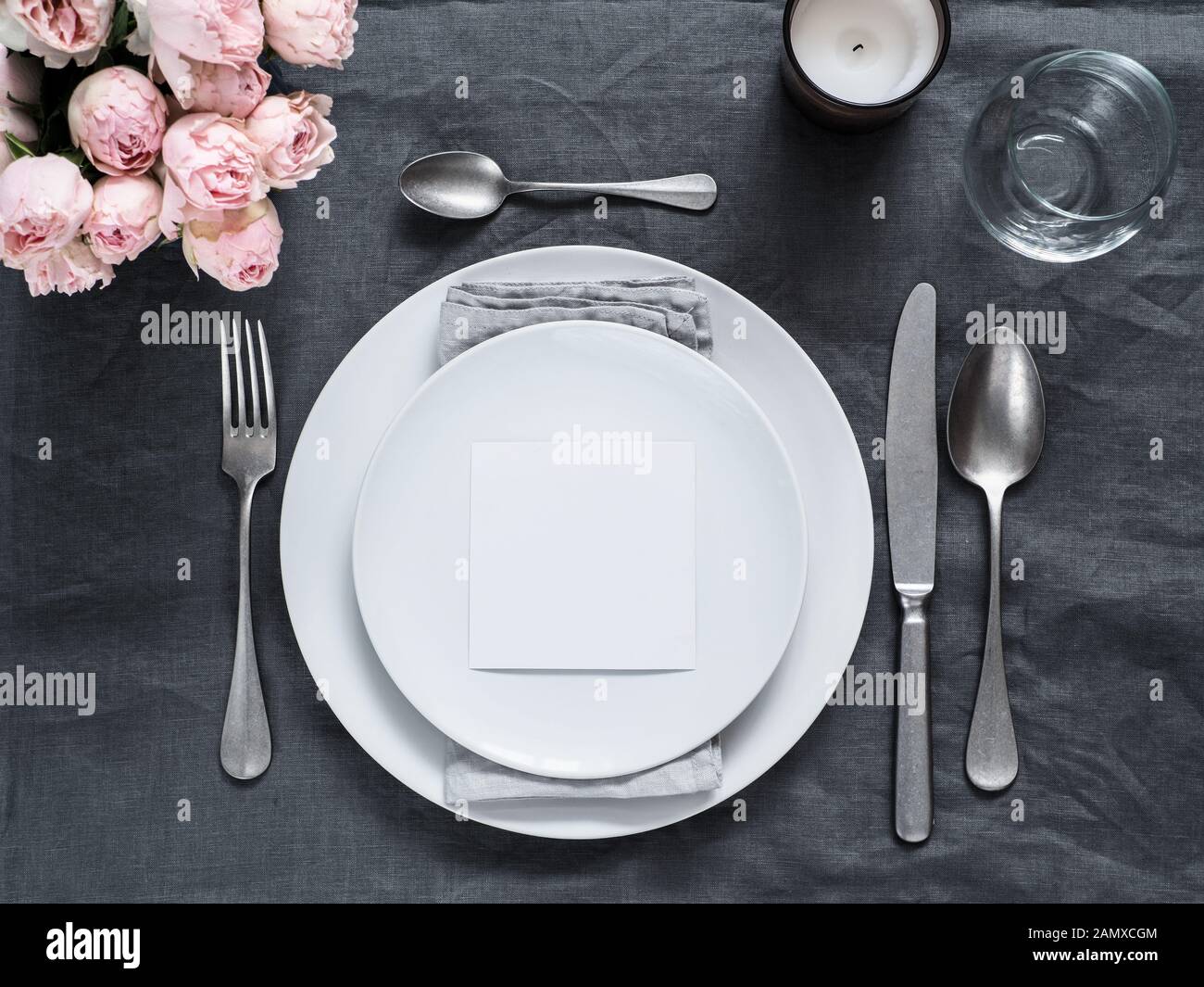 Menu, invitation de mariage des maquettes. Belle table mise sur lin gris. Table de fête pour un dîner de mariage avec des roses rose et cabdle. Maison de dîner, les plaques blanches. Copy space Banque D'Images Menu, invitation de mariage des maquettes. Belle table mise sur lin gris. Table de fête pour un dîner de mariage avec des roses rose et cabdle. Maison de dîner, les plaques blanches. Copy space Banque D'Images