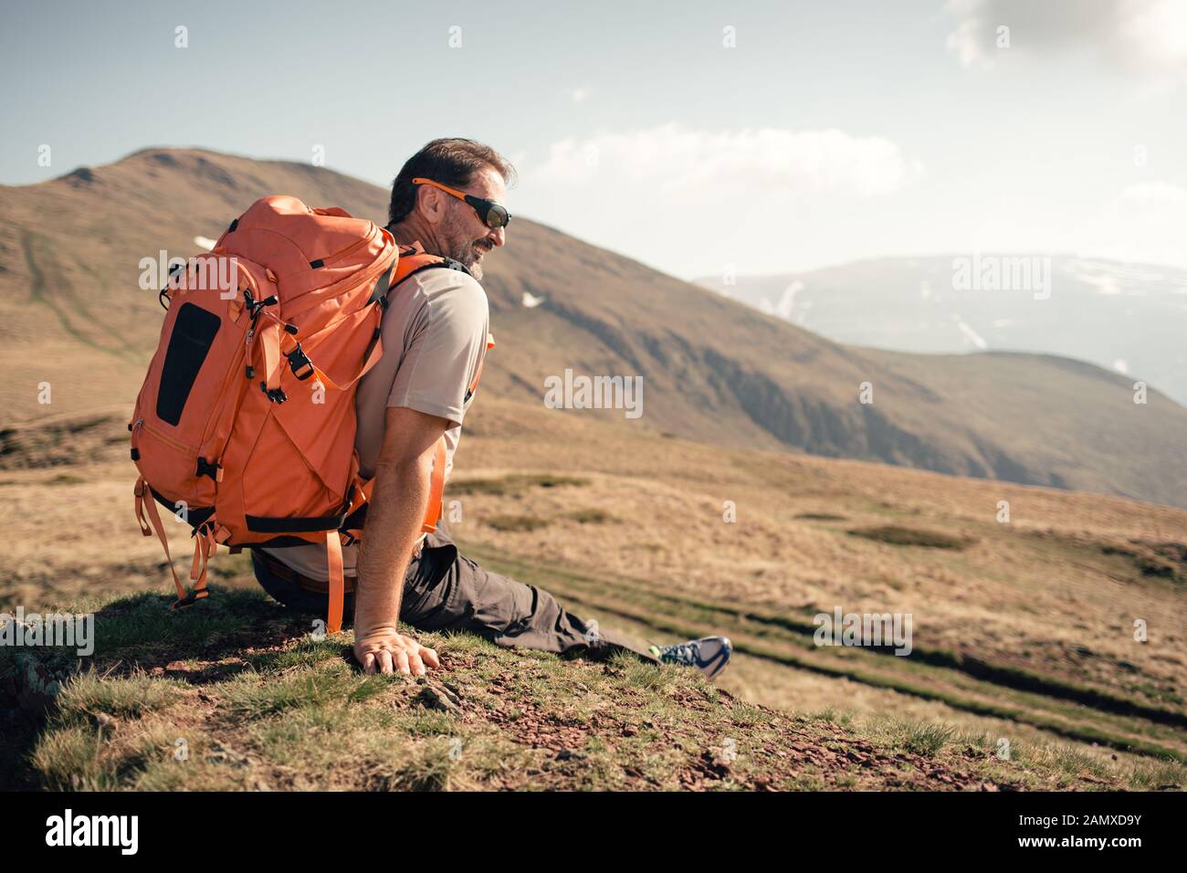 Randonneur ayant une pause sourire Banque D'Images
