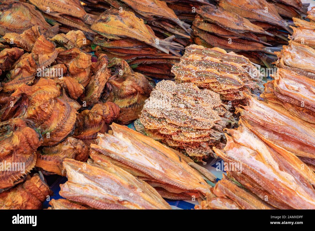 Nan khem ou peau de buffle d'eau séchée et poisson salé séchée vendu sur le marché du matin de Luang Prabang au Laos. Banque D'Images