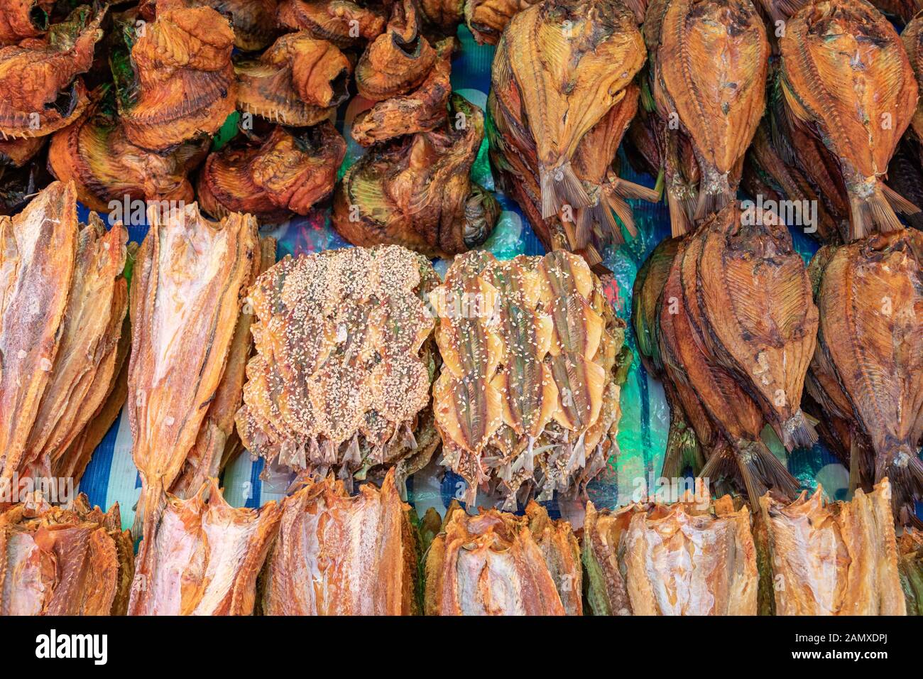 Nan khem ou peau de buffle d'eau séchée et poisson salé séchée vendu sur le marché du matin de Luang Prabang au Laos. Banque D'Images
