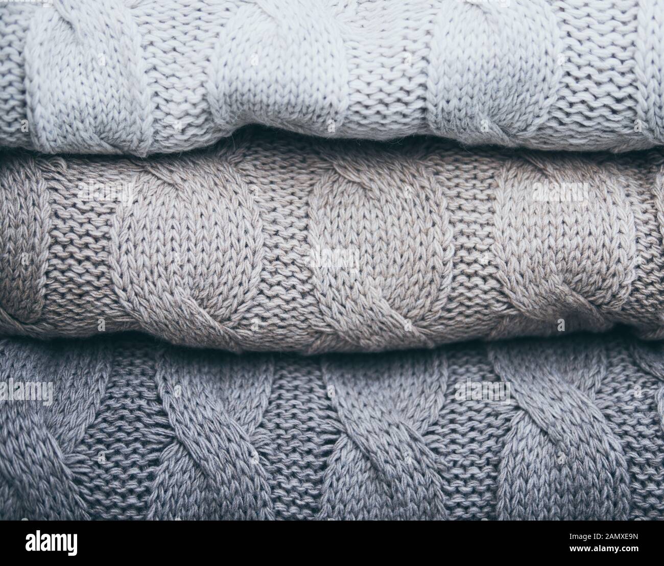 Gros plan sur les chandails pliés knitware, couleurs gris pastel Banque D'Images