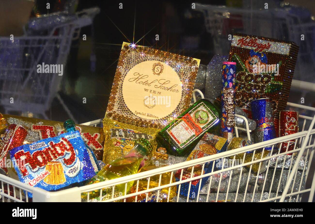 Installation "vie ordinaire" à Innsbruck par Shourouk Rhaiem. Tous les jours, ornamenés à la main, avec un total de 150 kg de cristaux Swarovski Banque D'Images