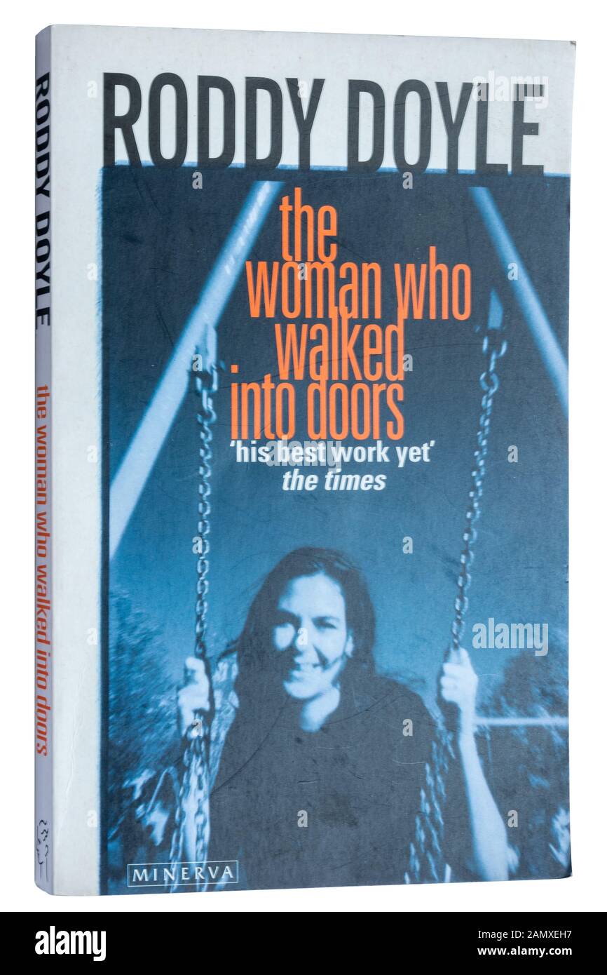 La femme qui est entrée dans les portes, un roman de l'écrivain irlandais Roddy Doyle. Livre de poche Banque D'Images