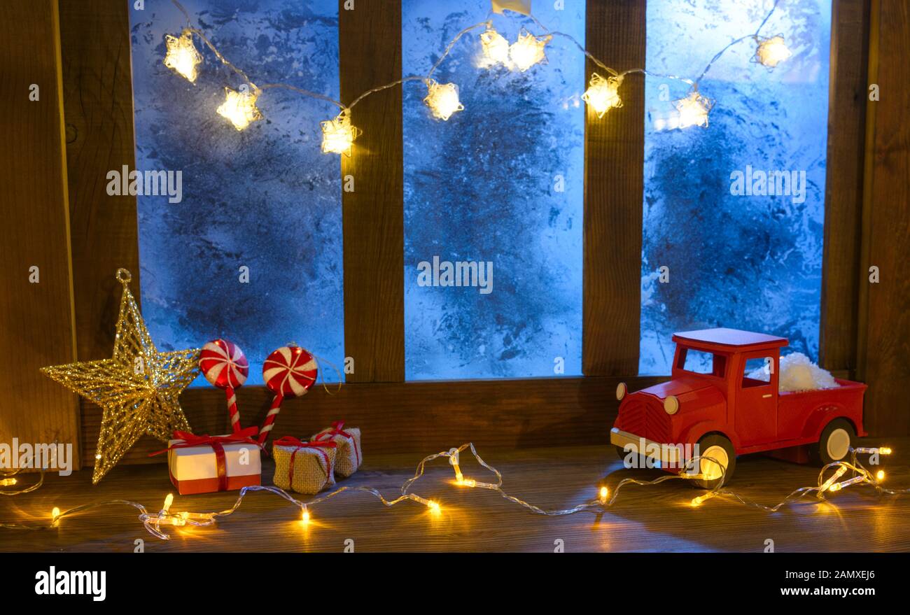 L'intérieur confortable Noël arrière-plan avec l'appui de glace illuminé par des lumières Banque D'Images