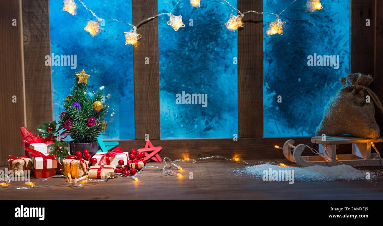 L'intérieur confortable Noël arrière-plan avec l'appui de glace illuminé par des lumières Banque D'Images