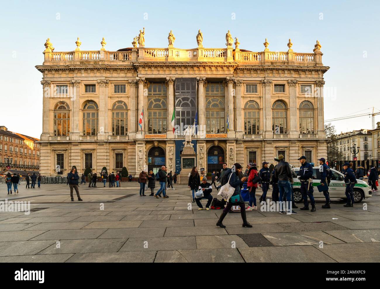 Le contrôle policier des colporteurs en face de Palazzo Madama palace sur la Piazza Castello, dans une journée d'hiver, Turin, Piémont, Italie Banque D'Images