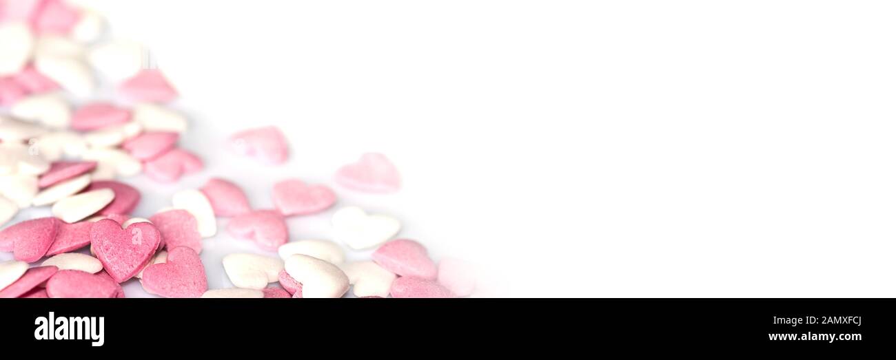 Coeurs de sucre rose sur fond blanc panoramique Banque D'Images