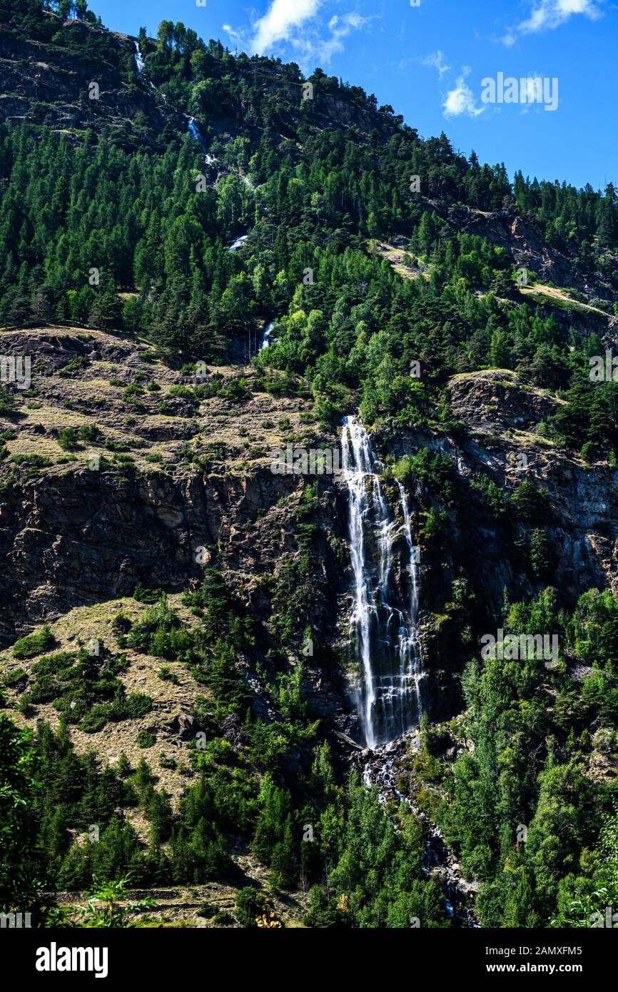 Rivière cascade de Grand Eyvia de montagne de la vallée d'aoste région Grivola Banque D'Images
