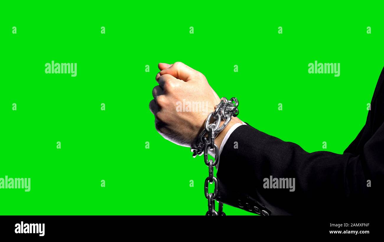 Sanctions commerciales, armes enchaînées sur fond vert, conflit économique Banque D'Images