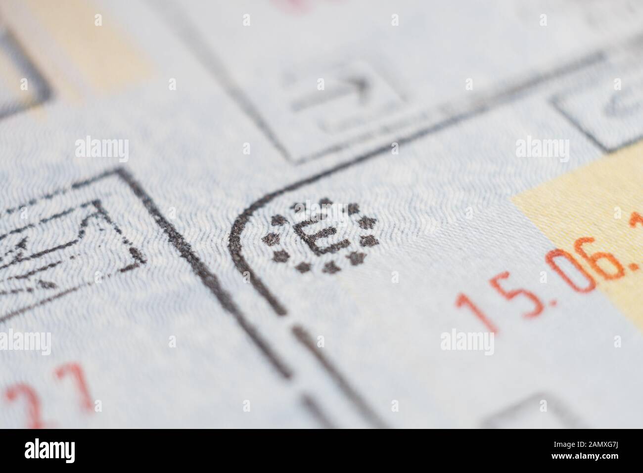 Détail macro Close-up de contrôle aux frontières de l'Union européenne admission douanière stamp with airplane symbole dans l'accent et de l'Espagne pays signer Banque D'Images