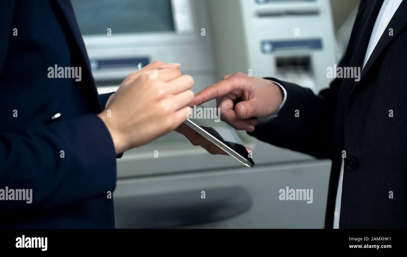 Conseiller bancaire client comment effectuer des opérations bancaires en ligne sur tablette Banque D'Images