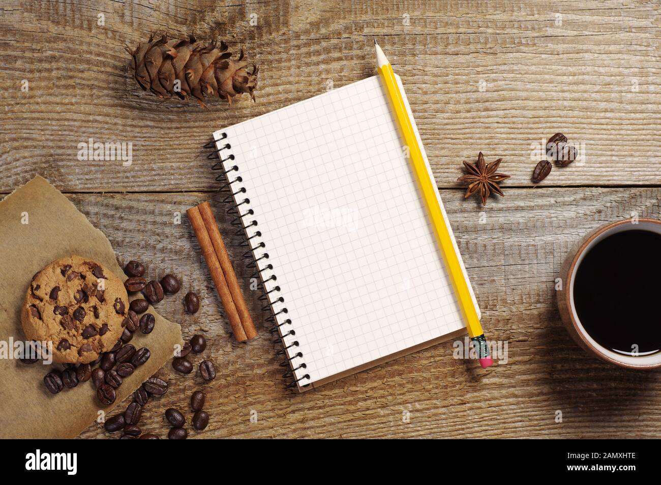 Ordinateur portable ouvert et du café noir avec les cookies sur la vieille table en bois. Vue d'en haut Banque D'Images