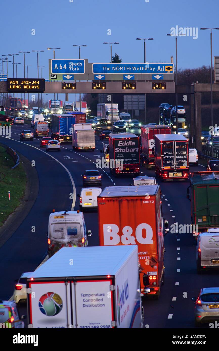 Embouteillage sur l'A1/M à la croisée des chemins de Bramham au crépuscule Leeds Royaume-Uni Banque D'Images