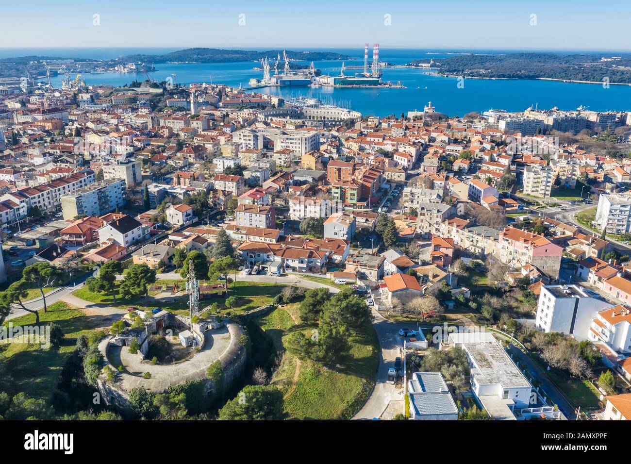 Une vue aérienne du port et de l'amphithéâtre de Pula avec, en premier plan Monvidal forteresse, Pula, Istrie, Croatie Banque D'Images