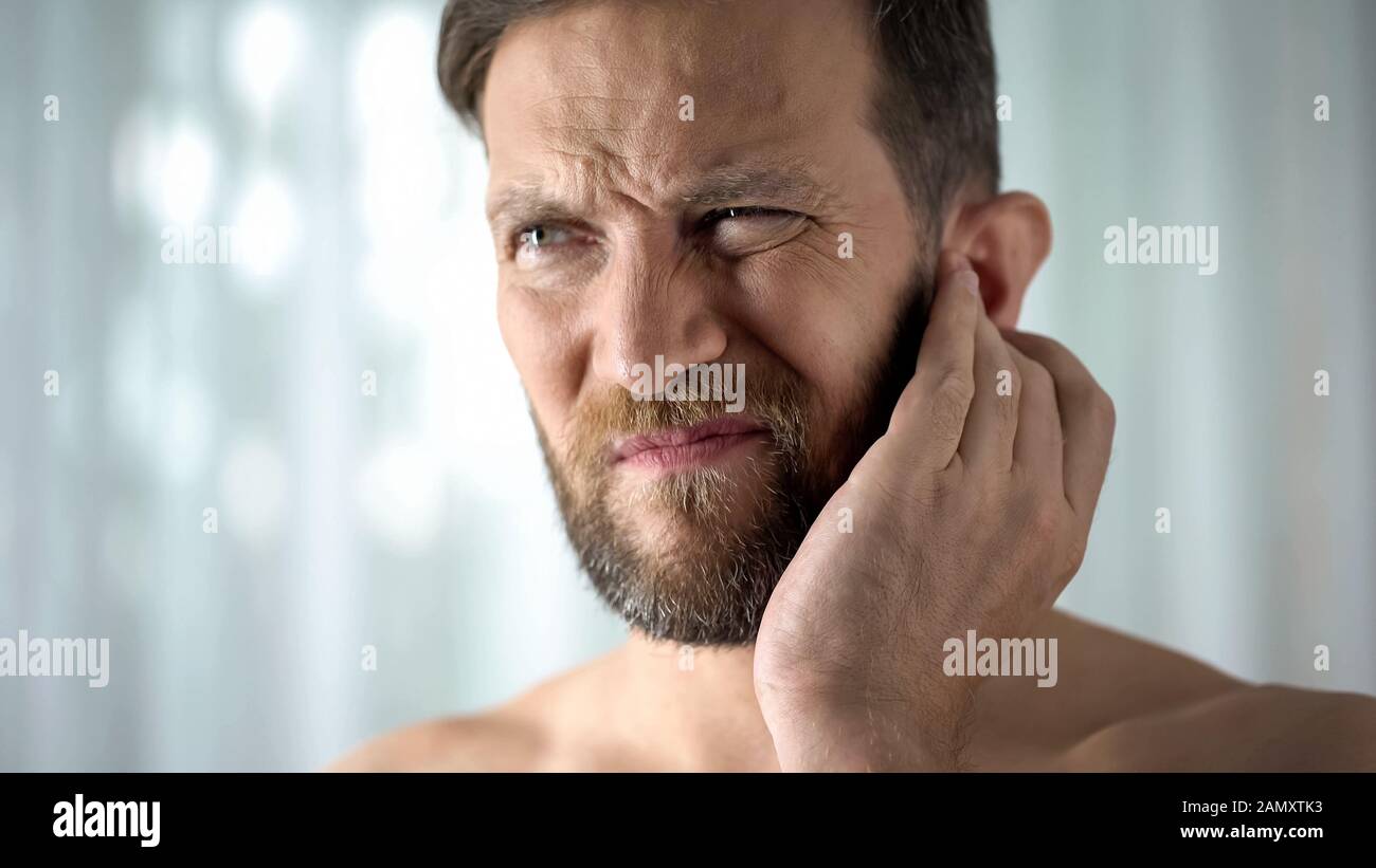 Un malade qui ressent des douleurs à l