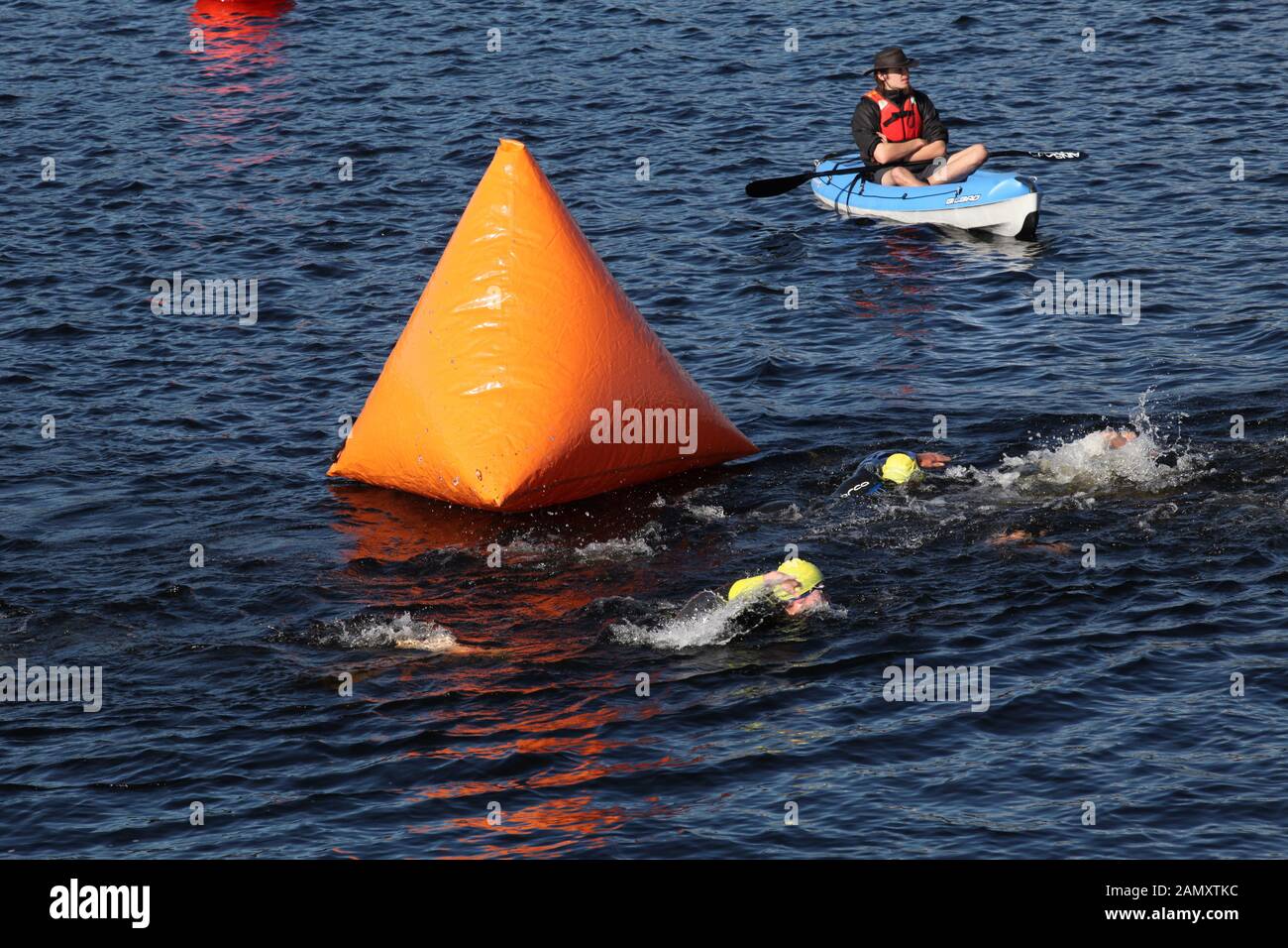 deux concurrents autour de la bouée de marqueur pendant l'événement de natation en eau libre du loch lomond Banque D'Images