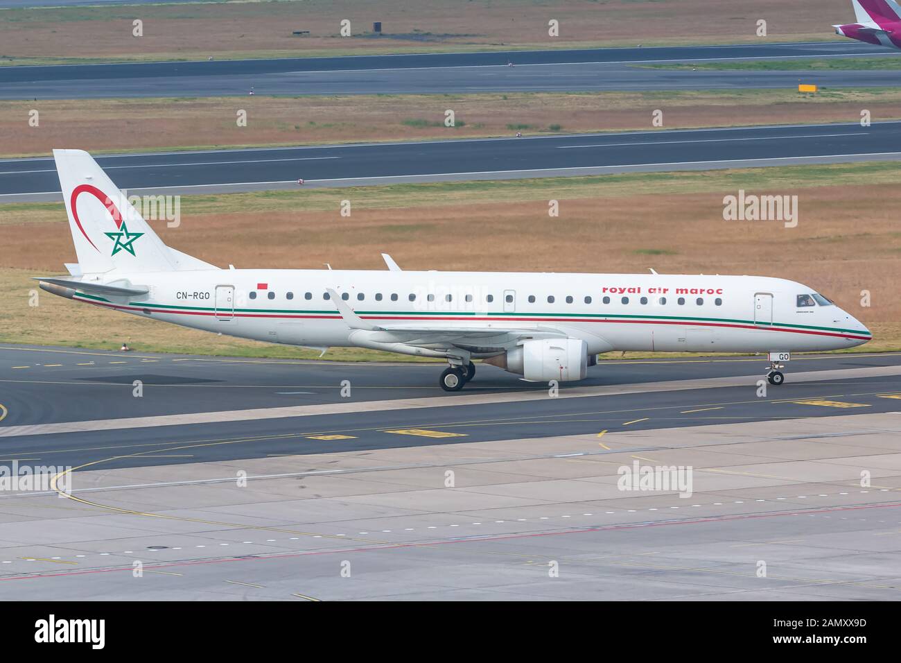 Berlin, Allemagne - 27 mai 2018 : avion SRoyal Air Maroc Embraer E 190 à l'aéroport de Berlin Tegel (TXL) en Allemagne. Embraer est un constructeur d'avions f Banque D'Images