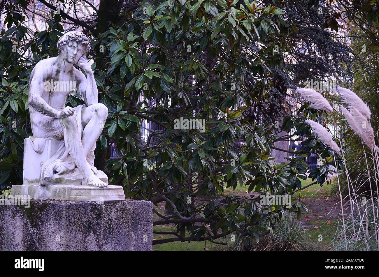 Paris/France, 12/05/2015;Sculpture par Jean Valette dans le Jardin du Luxembourg : Il dispetto. Fond vert avec des branches d'arbre. Banque D'Images