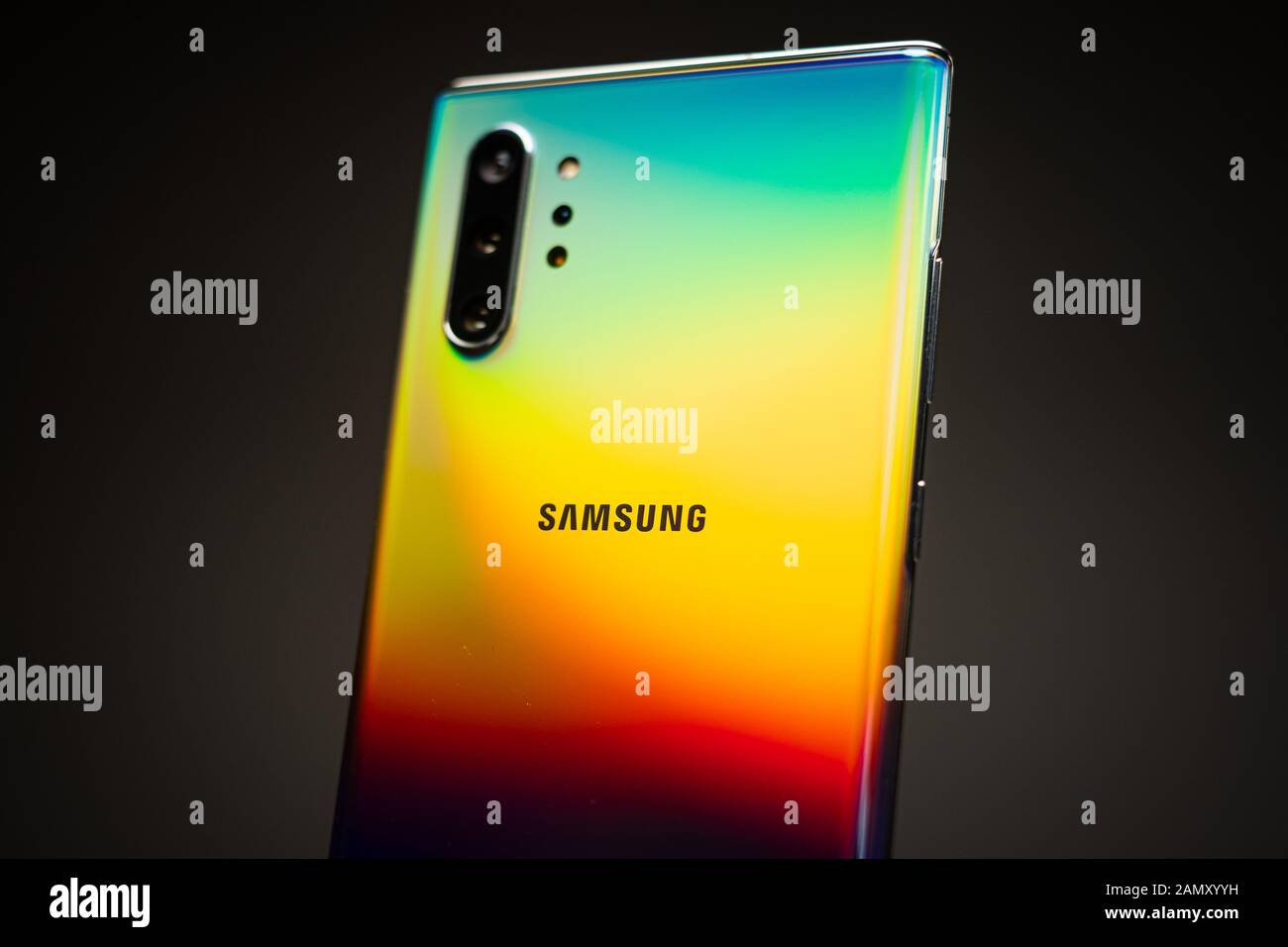 Janvier 2020, Riga - Nouveau Samsung Galaxy Note 10 + smartphone Android s'affiche à des fins rédactionnelles. L'accent peu profond effet. Banque D'Images