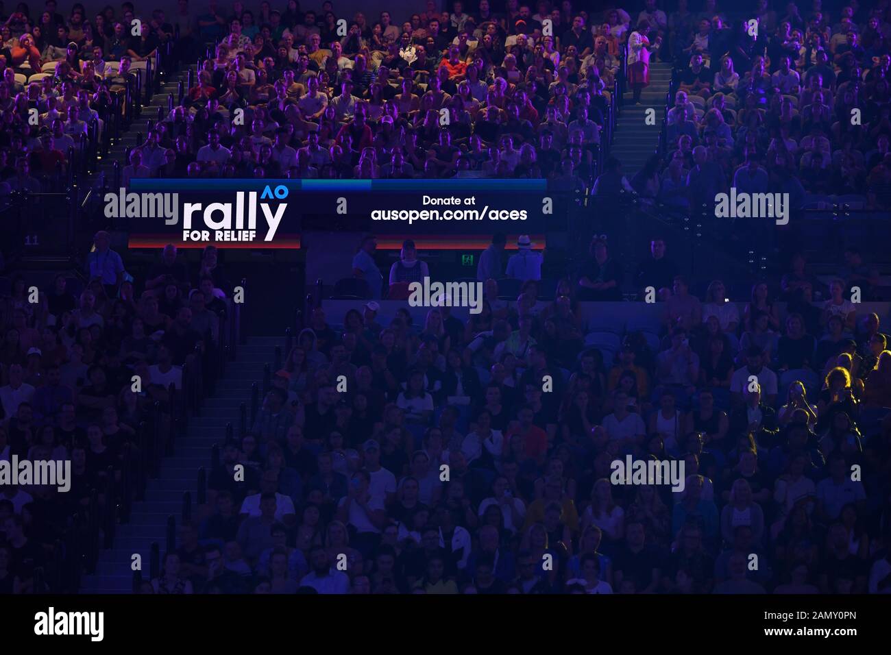 Melbourne, Australie. 15 janvier 2020. Un stade complet à la Rod laver Arena pour le Rallye for relief caritatif collecte de nuit pour obtenir des dons pour aider les victimes de bushfire détenues par tennis Australia avant le début du tournoi de tennis australien Open Grand Chelem de 2020 à Melbourne, en Australie. Sydney Low/Cal Sport Media/Alay Live News Banque D'Images