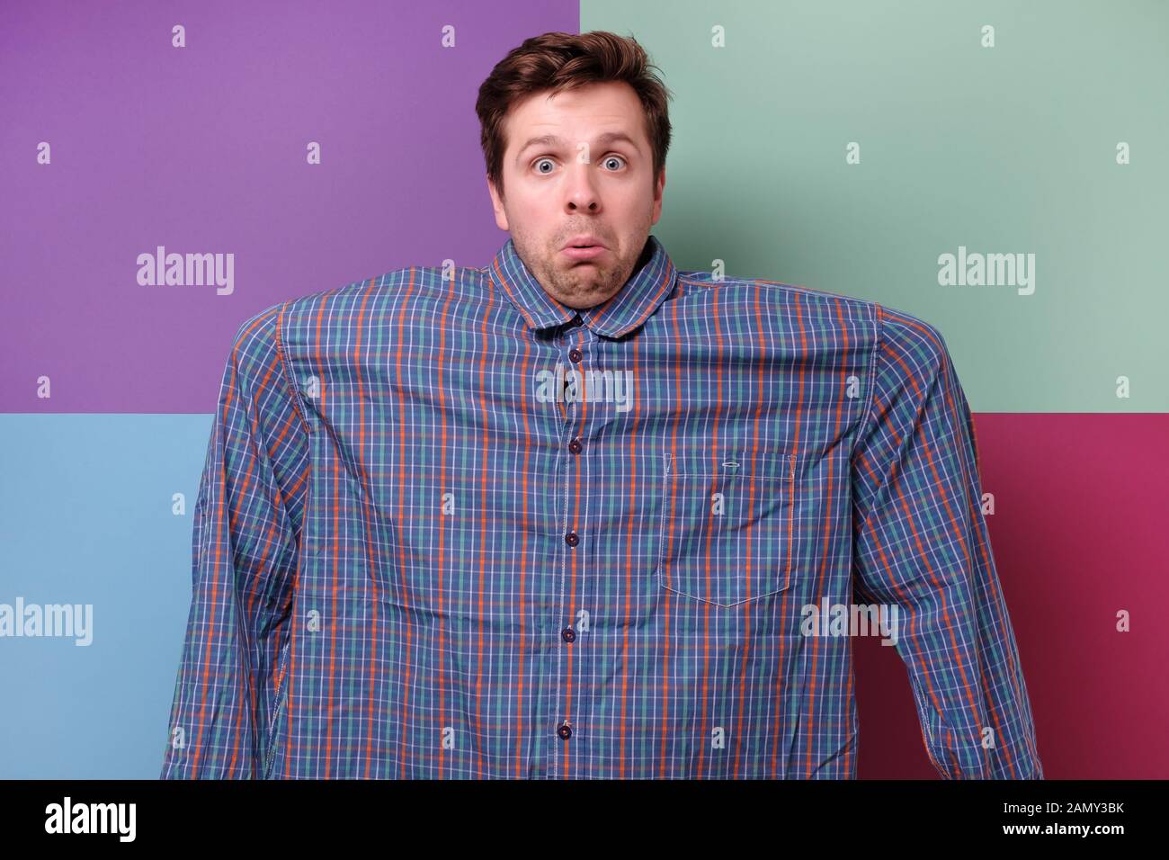 Jeune homme portant une très grande chemise après régime. Image  conceptuelle avec thèmes de perte de poids Photo Stock - Alamy