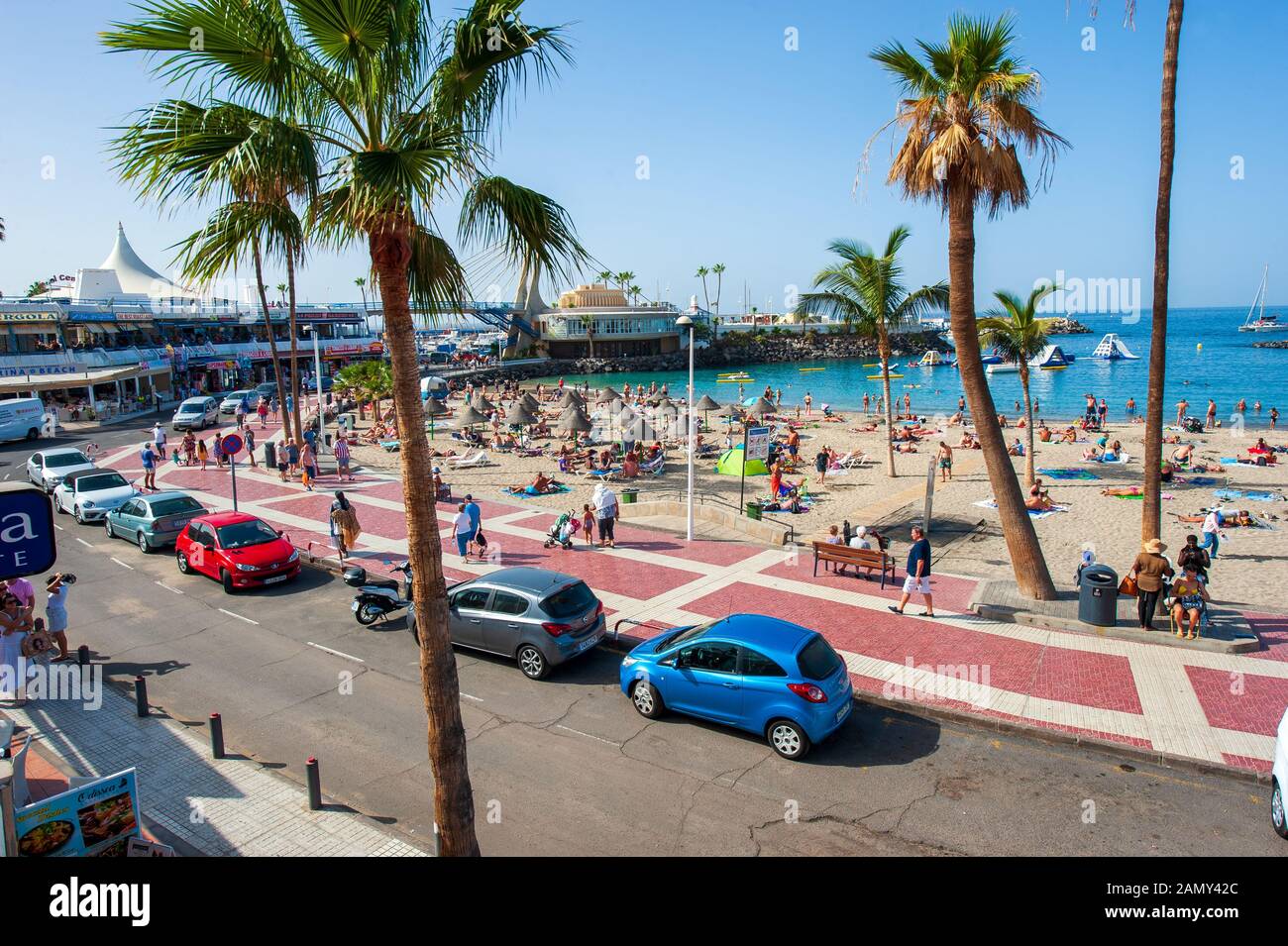 Île des Canaries TENERIFE, ESPAGNE - 26 DEC, 2019: Palmiers près de la plage appelée playa la pinta puerto deux-points. Une plage très populaire près de la ville de San Banque D'Images
