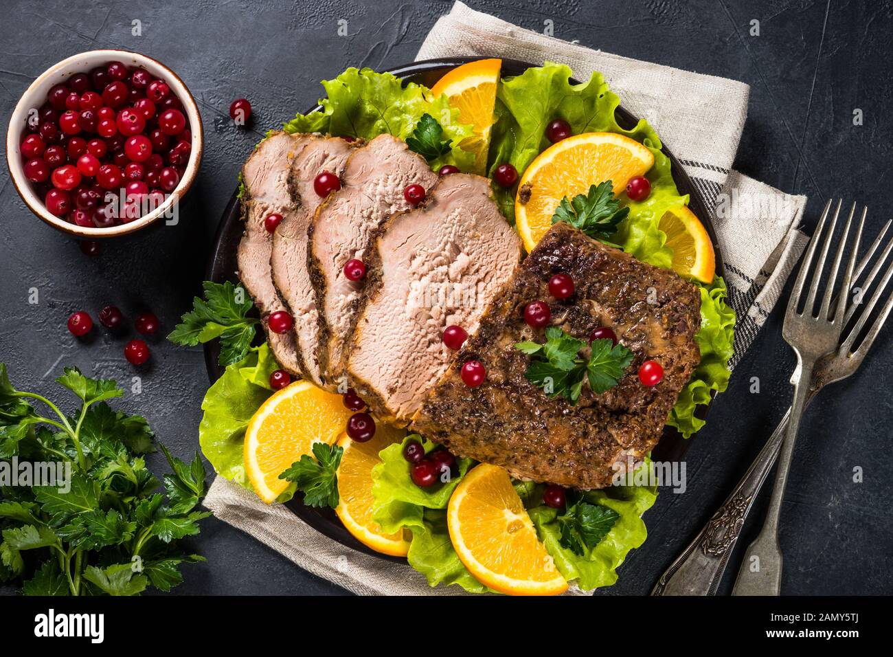 Viande de porc cuite au four avec canneberge et oranges. Banque D'Images