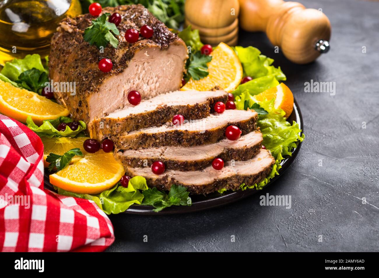 Viande de porc cuite au four avec canneberge et oranges. Banque D'Images