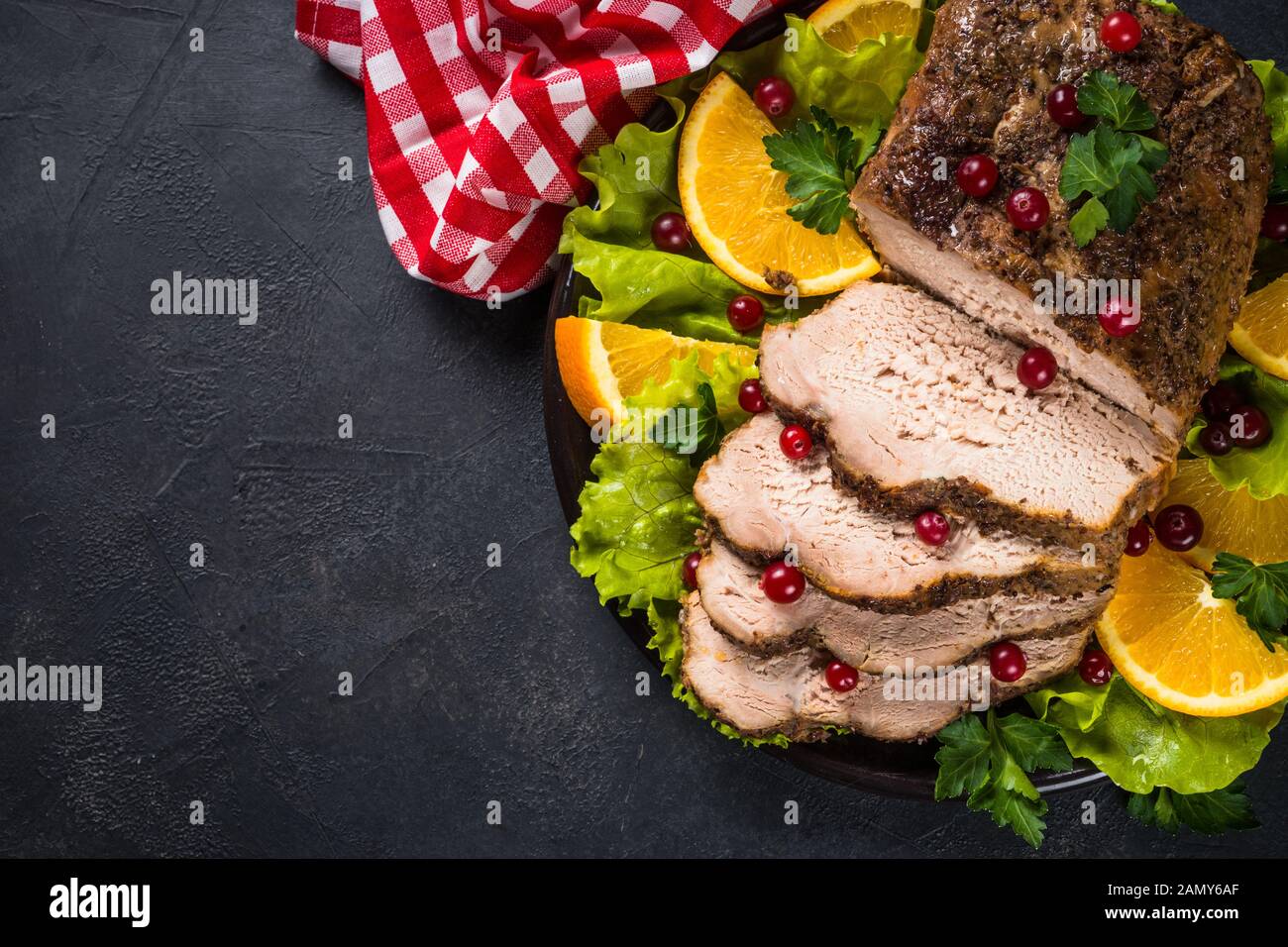 Viande de porc cuite au four avec canneberge et oranges. Banque D'Images