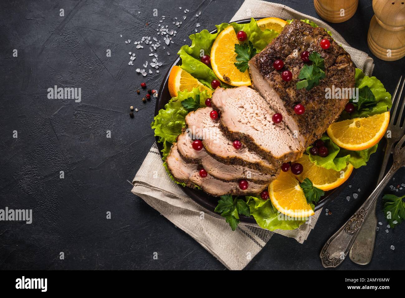 Viande de porc cuite au four avec canneberge et oranges. Banque D'Images