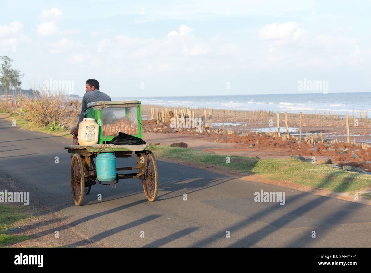 Un village rural de l'alimentation de rue mobile vente vendeur phuchka, gol gappa, chaat et pani puri sur cycle traditionnel rickshaw van véhicule dans une côtières Banque D'Images