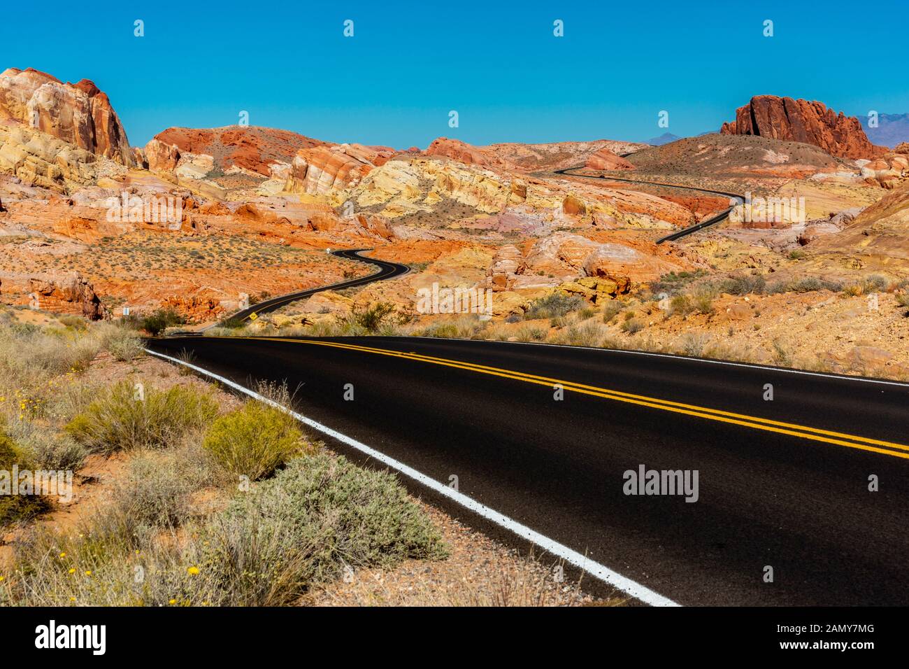 Une route qui serpente dans la Vallée de Feu, Nevada. Banque D'Images
