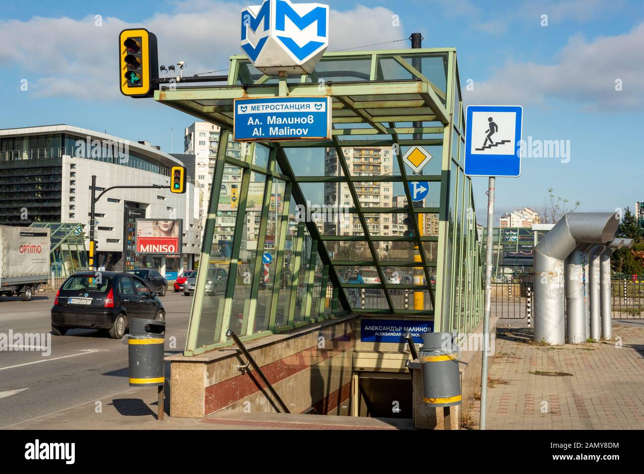 Vue sur la rue de l'entrée typique en aluminium et en verre du métro ou de la station de métro à Sofia, Bulgarie, Europe de l'est, Balkans, UE Banque D'Images