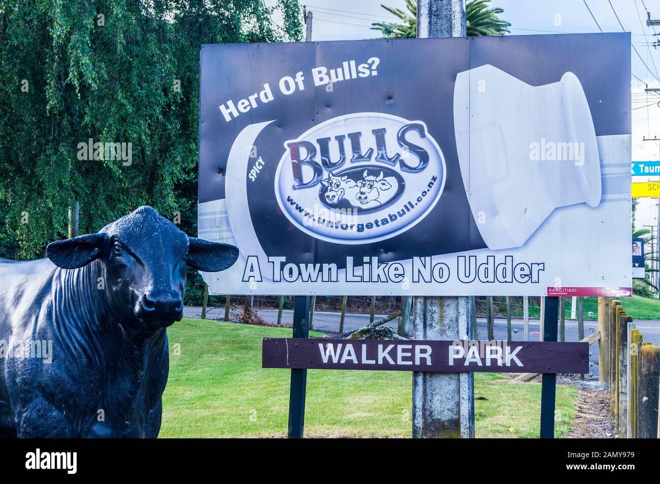 Des statues d'une famille de bovins à côté de nom de ville conseil, taureaux, Rangitikei, île du Nord, Nouvelle-Zélande Banque D'Images