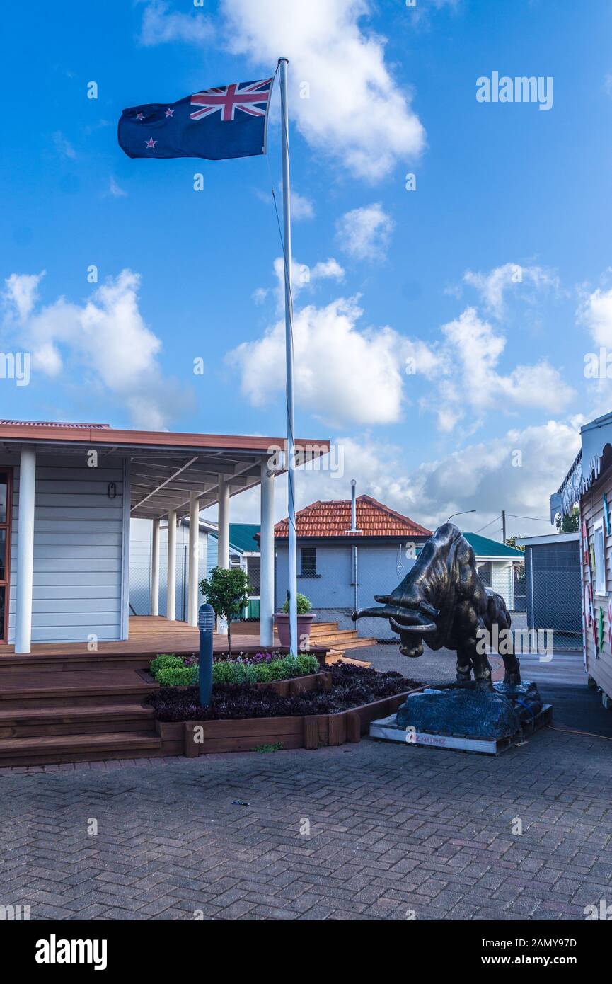 La Nouvelle-Zélande d'un drapeau et d'une sculpture de Bull, taureaux, Rangitikei, île du Nord, Nouvelle-Zélande Banque D'Images