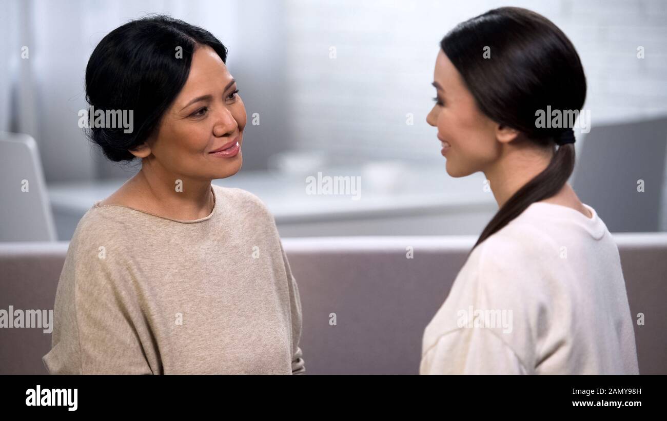 Mère parlant à la fille, la regardant avec tendorité, donnant des conseils, maternité Banque D'Images