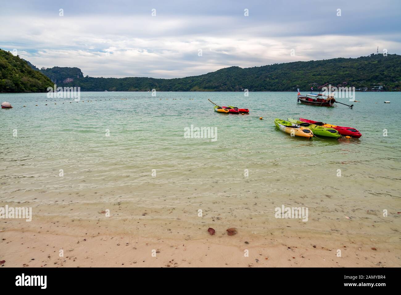 Kayak stationnée à une plage à Phi Phi Island. Banque D'Images