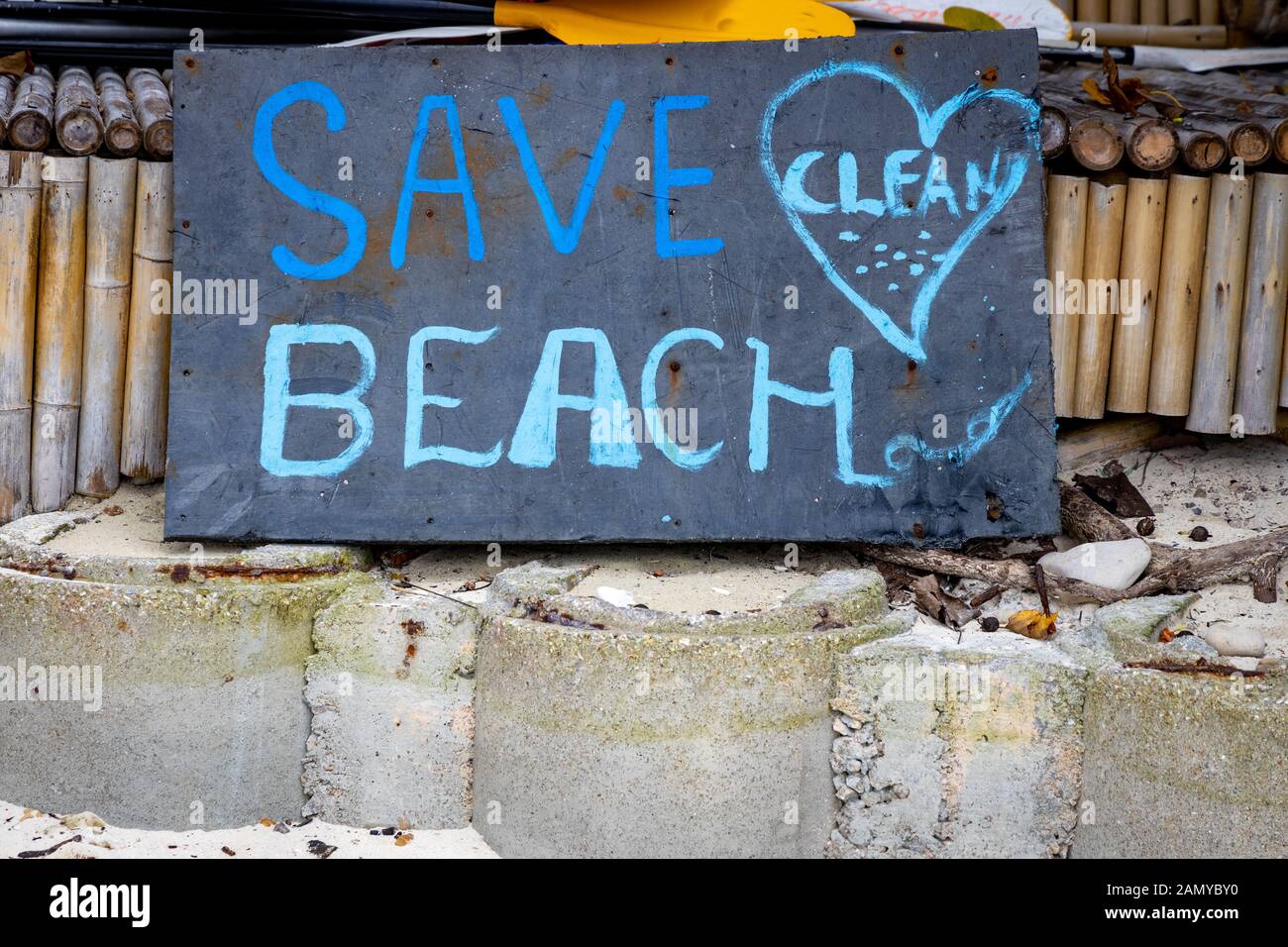 Enregistrer Beach. Plage propre message écrit à l'encre bleue sur un tableau noir à une plage de l'île Phi Phi, en Thaïlande. Banque D'Images