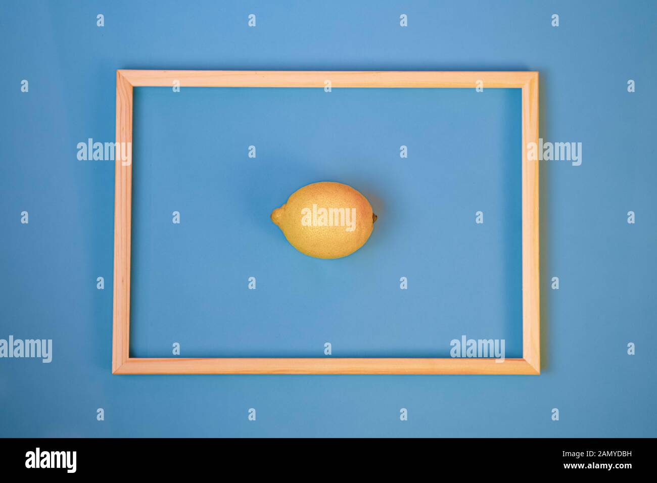 Citron bleu peint avec cadre sur un fond clair de ton divisé Banque D'Images
