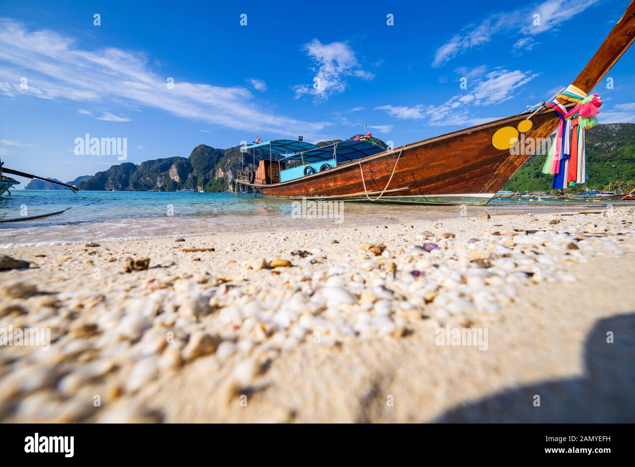 Bateaux longtail traditionnels en bois stationnée à une plage à Phi Phi Island. L'eau claire et propre plage. Banque D'Images