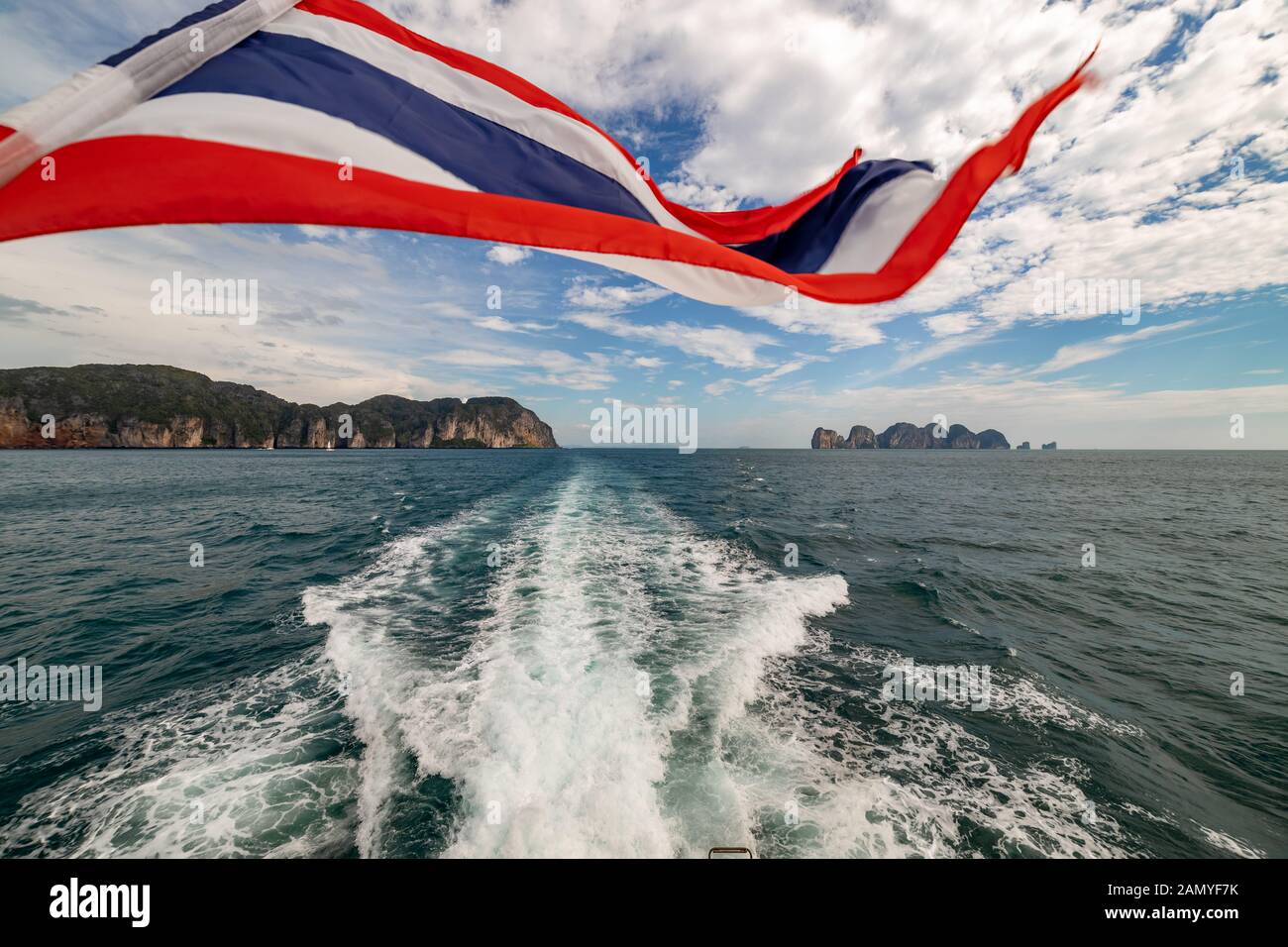 Ondes d'un ferry qui voguent et brandissant le drapeau national de la Thaïlande depuis le bateau. Banque D'Images