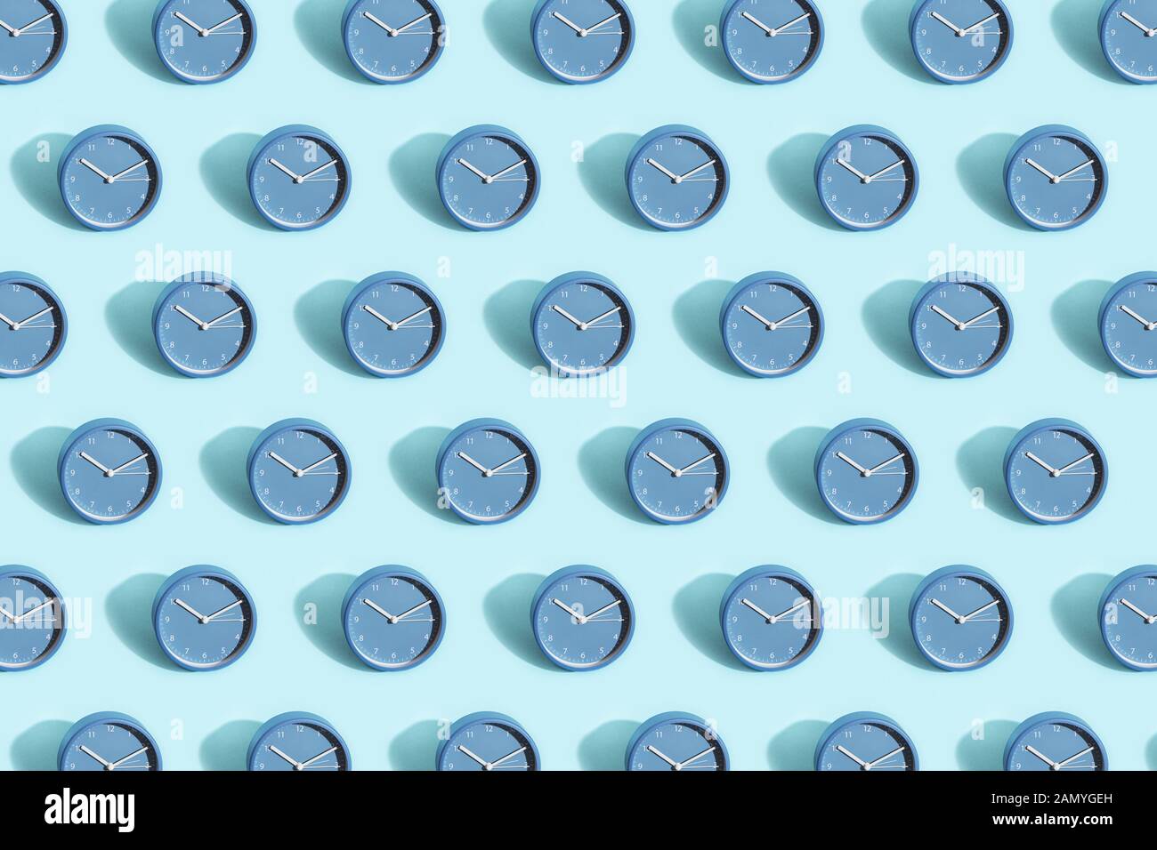 Motif tendance en horloge bleue sur fond bleu pastel. Banque D'Images
