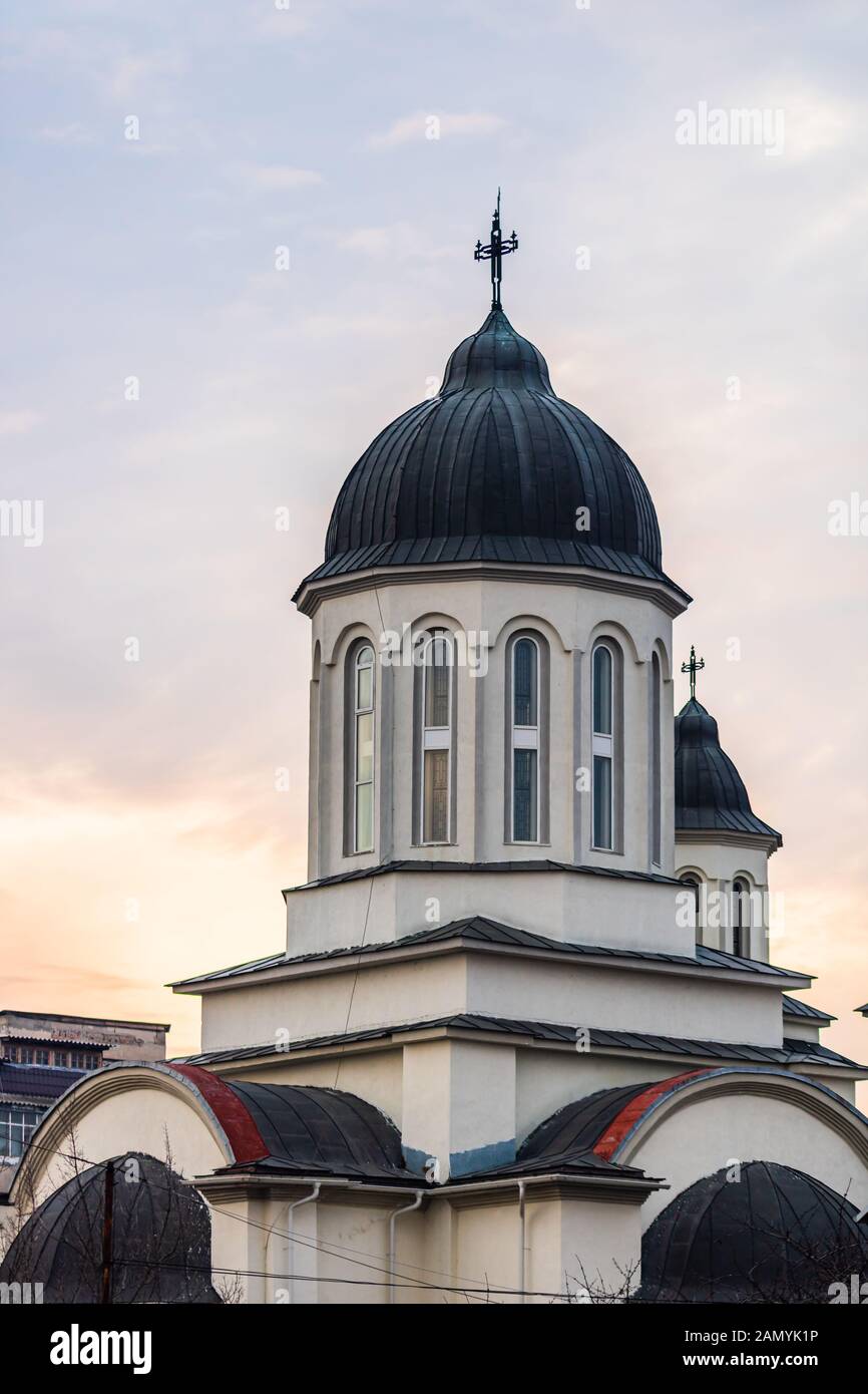 Cathédrale orthodoxe contre un ciel coucher de soleil. Targoviste, Roumanie, 2020. Banque D'Images