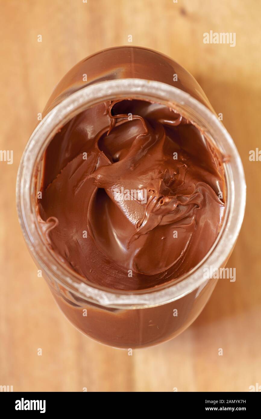 L'épandage de chocolat crème en pot de verre (vue de dessus.focus sélectif avec une faible profondeur de champ. Banque D'Images