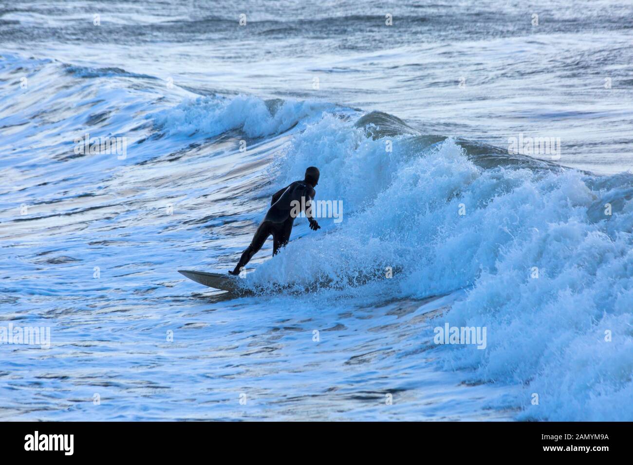 Bournemouth, Dorset Royaume-Uni. 15 janvier 2020. Météo au Royaume-Uni : les surfeurs font le maximum de la houle à la plage de Bournemouth après une nuit de tempête à Bournemouth. Crédit: Carolyn Jenkins/Alay Live News Banque D'Images