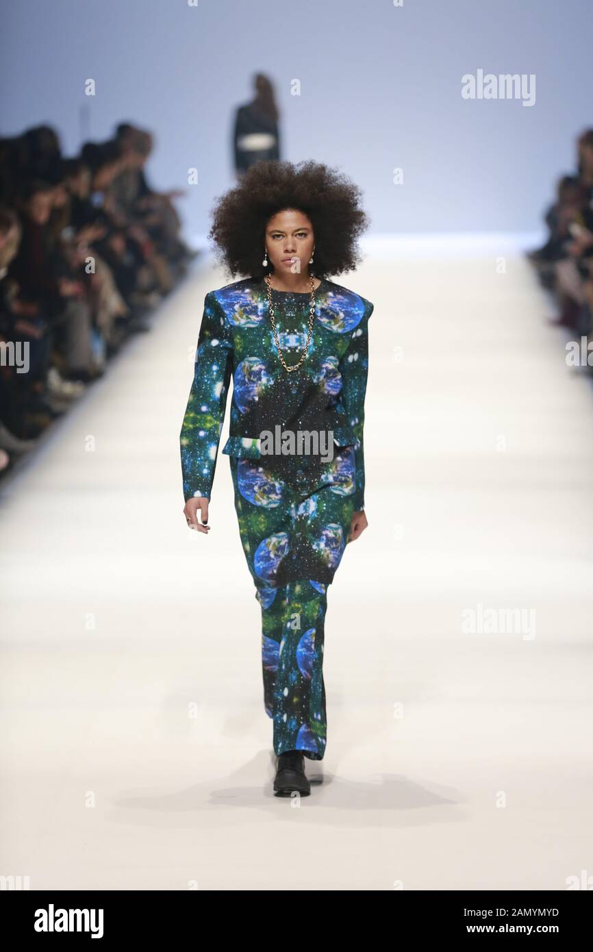 Allemagne, Berlin, 01/15/2020. Collection Rebekka Ruétz à la Mercedes-Benz Fashion week (MBFW) automne / hiver 2020 à Kraftwerk Berlin à Berlin-Mitte. La photo montre des modèles avec la collection de Rebekka Ruetz. Banque D'Images