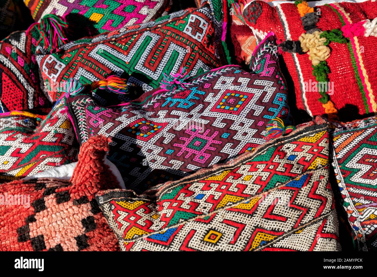 Coussins marocains colorés au design berbère traditionnel. Banque D'Images